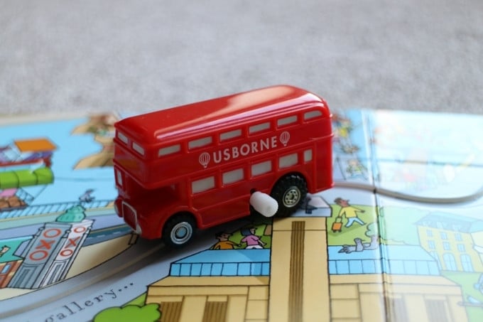 Carte interactiva cu jucarie Autobuz, Wind-up Bus, Usborne, +3 ani